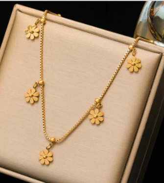 18K Gold-Plated Daisy Pendant Necklace (Single Item)