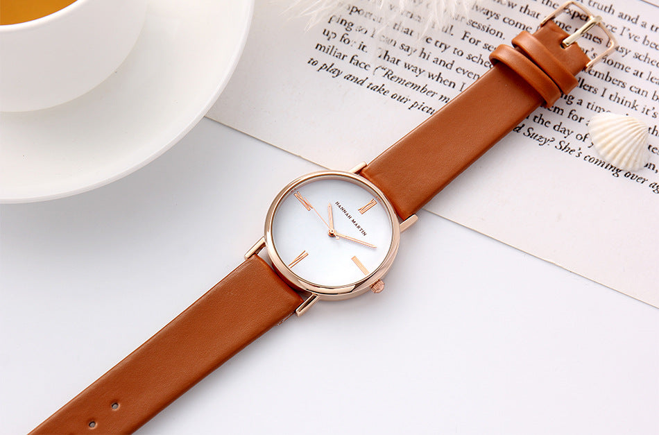 Fashionable Quartz Watch for Women with Leather Strap