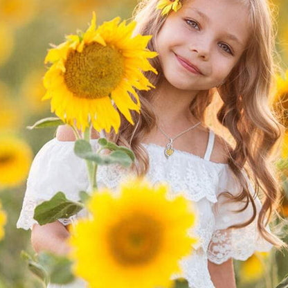 Heart-Shaped Dual-Color Necklace with Sunflower Pendant