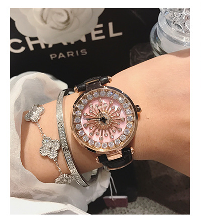 "Fashionable Women's Quartz Watch with Leather Band"