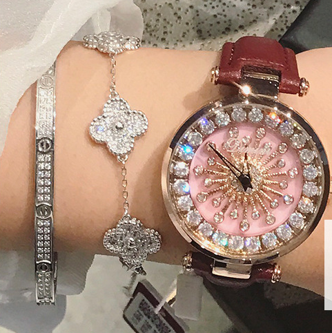 "Fashionable Women's Quartz Watch with Leather Band"