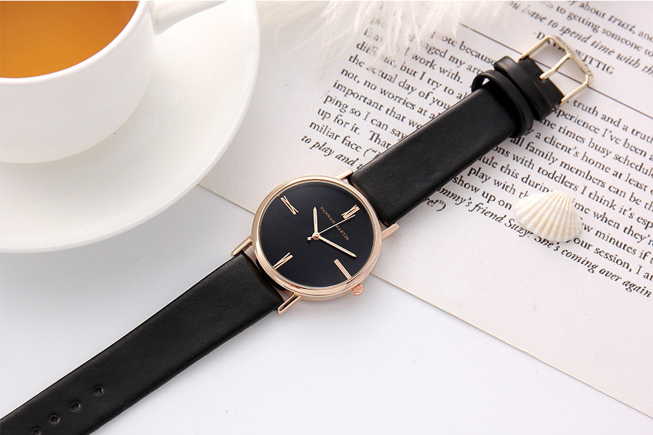 Fashionable Quartz Watch for Women with Leather Strap
