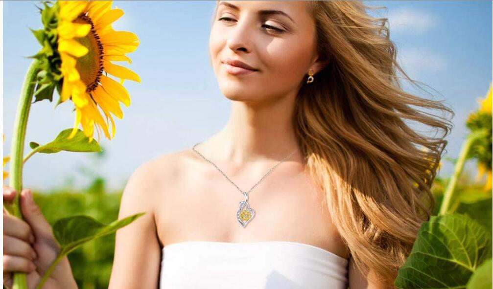 Heart-Shaped Dual-Color Necklace with Sunflower Pendant